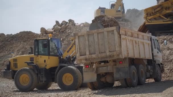 Yuzhno Sakhalinsk Julio 2021 Cargador Komatsu Carga Piedra Triturada Camión — Vídeo de stock