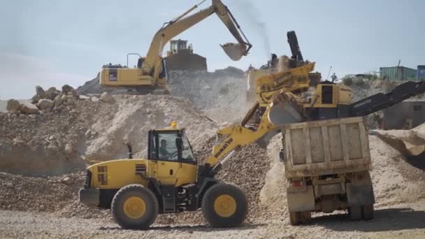 Yuzhno Sakhalinsk July 2021 Komatsu Loader Loads Crushed Stone Dump — Stock Video