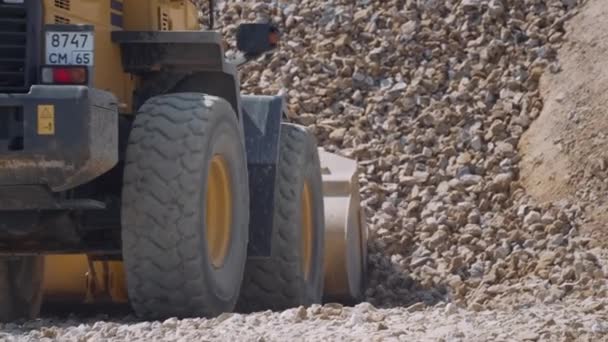 Yuzhno Sakhalinsk Julho 2021 Carregador Komatsu Carrega Pedra Esmagada Caminhão — Vídeo de Stock