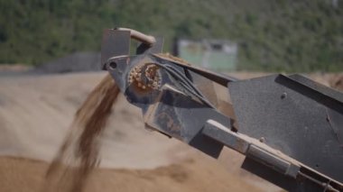 Yuzhno-Sakhalinsk, 1 Temmuz 2021. Komatsu mobil ezme sisteminin çalışması.