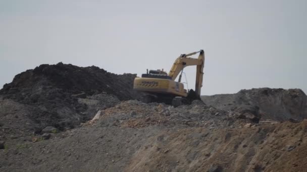 尤兹诺 萨哈林斯克 2021年7月1日 小松Pc200挖掘机在一个露天坑中工作 — 图库视频影像
