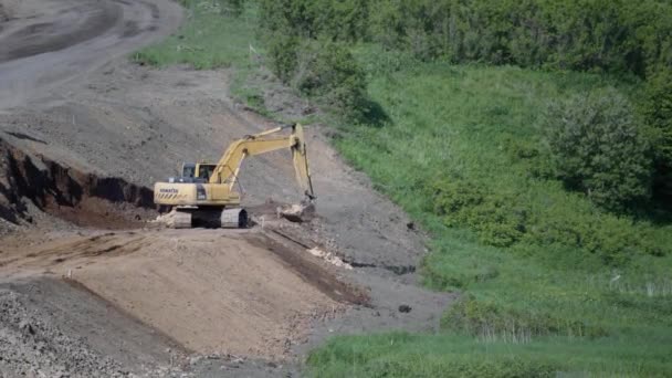 尤兹诺 萨哈林斯克 2021年7月1日 Komatsu Pc200挖掘机在公路建设中的工作 — 图库视频影像