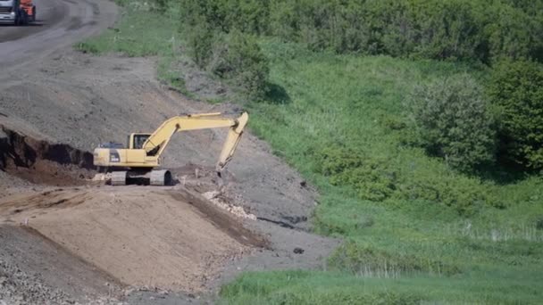 尤兹诺 萨哈林斯克 2021年7月1日 Komatsu Pc200挖掘机在公路建设中的工作 — 图库视频影像