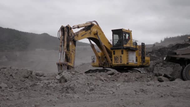 Yuzhno Sahalinsk Iulie 2021 Excavatorul Komatsu Pc2000 Încarcă Minereu Camionul — Videoclip de stoc