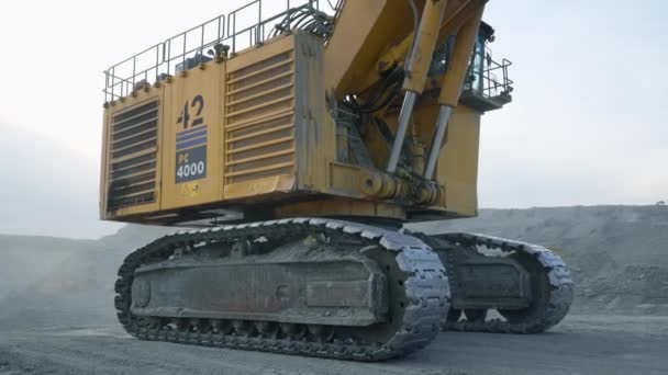 Rusia Uglegorsk Julio 2021 Excavadora Komatsu Pc4000 Con Cubo Elevado — Vídeo de stock
