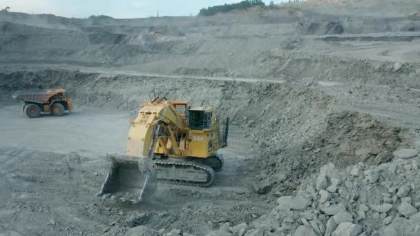 俄罗斯Uglegorsk 2021年7月7日Komatsu Pc4000挖掘机在装载矿石前从堤岸上清除该地区 — 图库视频影像