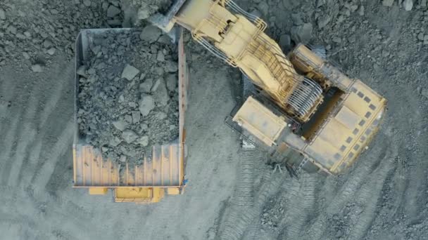 Een Graafmachine Laadt Erts Een Vuilniswagen Uitzicht Van Bovenaf — Stockvideo