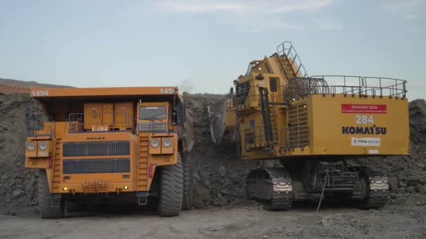 Russland Kohlebergwerk Solnzewo Juli 2021 Der Elektrobagger Komatsu Pc4000 Verlädt — Stockvideo