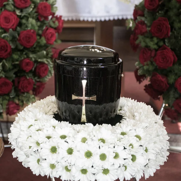 Urna Negra Día Del Funeral Iglesia Rodeada Margaritas Rosas — Foto de Stock