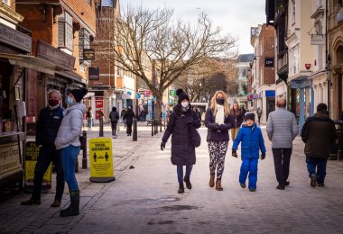 Soğuk bir kış gününde Canterbury High Caddesi 'nde maskeli ve sosyal mesafeli insanlar..