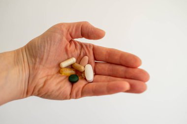 Çeşitli tıbbi ilaçlar ya da beyaz arka planda bulunan kişilerle ilgili takviyeler.