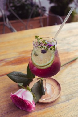 Çiçekli limon ve dutlu taze buzlu soda..