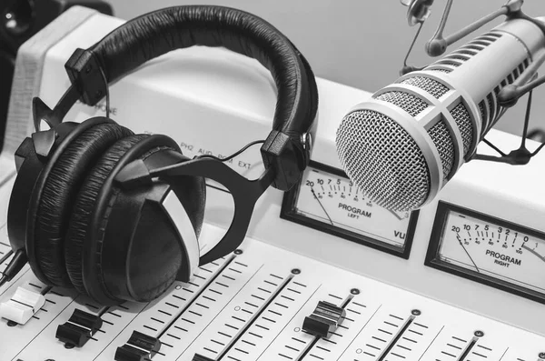 プロのマイク ラジオ局スタジオのサウンドミキサー — ストック写真