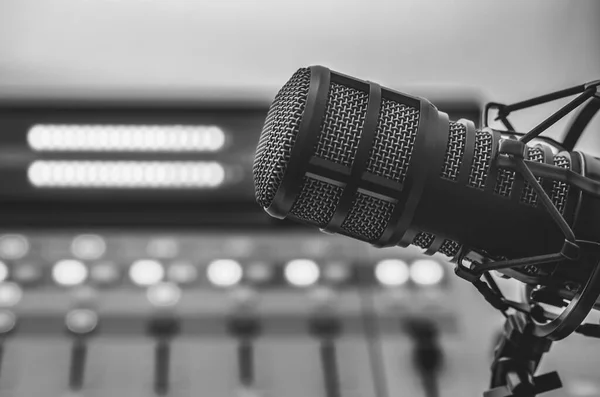 Profesyonel Mikrofon Radyo Stüdyosunda Ses Karıştırıcı — Stok fotoğraf