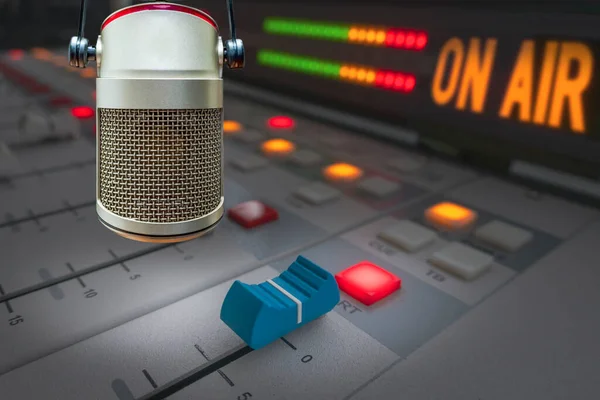 Επαγγελματικό Μικρόφωνο Στο Στούντιο Του Ραδιοφωνικού Σταθμού Και Στην Πινακίδα — Φωτογραφία Αρχείου