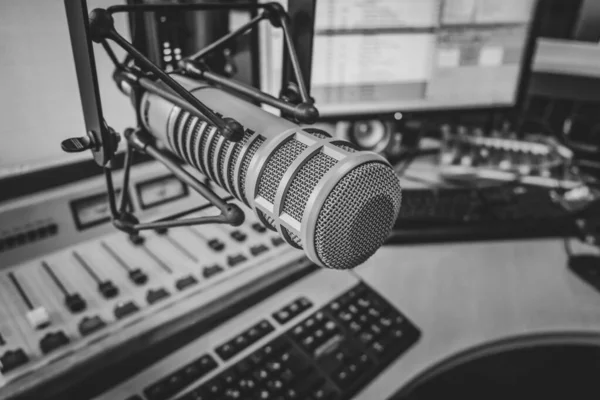 Επαγγελματικό Μικρόφωνο Στο Στούντιο Του Ραδιοφωνικού Σταθμού — Φωτογραφία Αρχείου