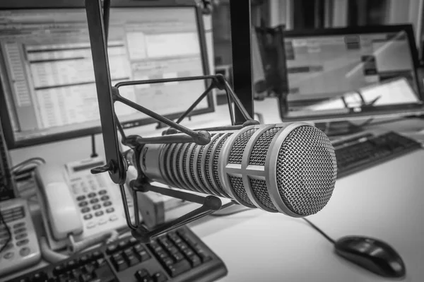 Επαγγελματικό Μικρόφωνο Στο Στούντιο Του Ραδιοφωνικού Σταθμού — Φωτογραφία Αρχείου