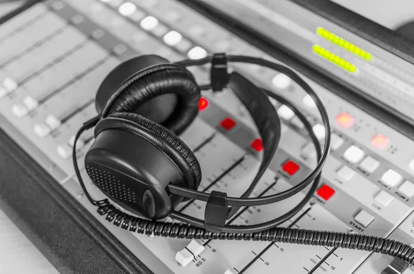 ラジオ局スタジオでのサウンドミキサーのヘッドフォン — ストック写真