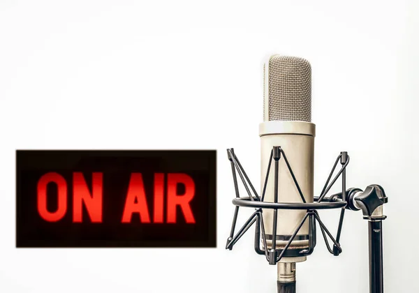 Μικρόφωνο Στο Στούντιο Του Ραδιοφωνικού Σταθμού Και Στην Πινακίδα Αέρα — Φωτογραφία Αρχείου