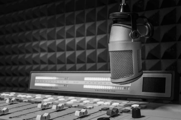 ラジオ局のスタジオでプロのマイクとサウンドミキサー — ストック写真