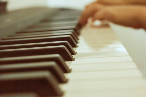 Piyano yakın plan çalınıyor