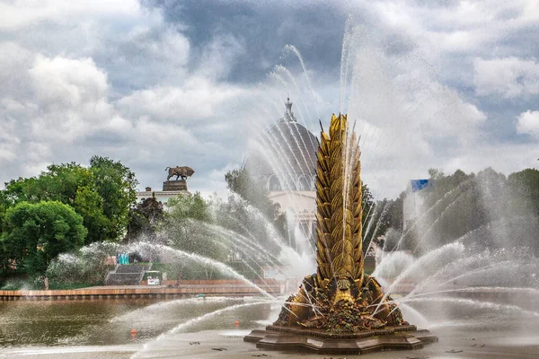 Altın Kulak Çeşmesi, VDNH 'deki en büyük üçüncü tarihi çeşmedir. Kamensky Pond No 'nun ortasında yer alıyor. Serginin Peyzaj Parkı 'nda 3 kişi..
