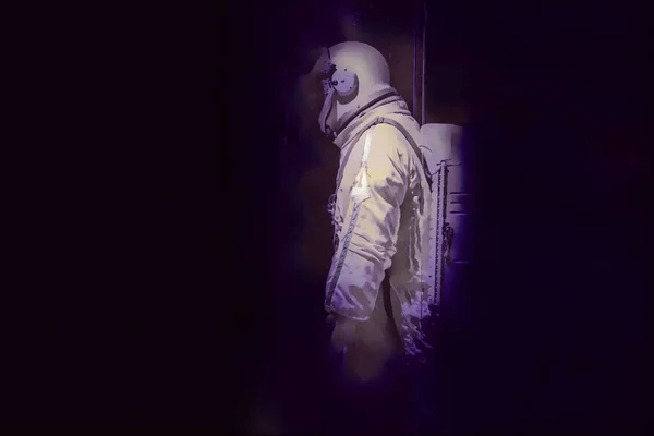 Gizemli karanlık bir uzayda astronot 