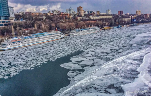 Toprak seti. Nehirde yüzen buzlar