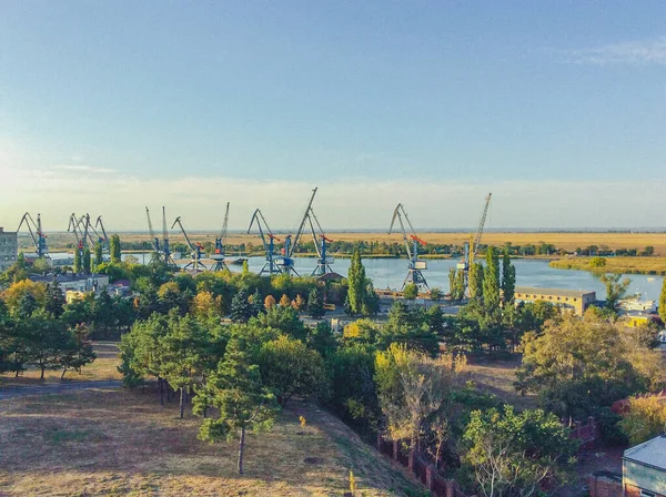 Tepeden liman vinçlerinin görüntüsü 