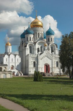 Mavi gökyüzü ve bulutların arkaplanındaki katedral 