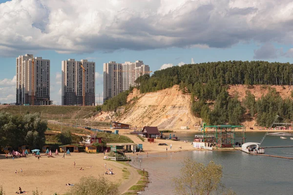 Uçurumun ve gölün yanındaki gökdelenler