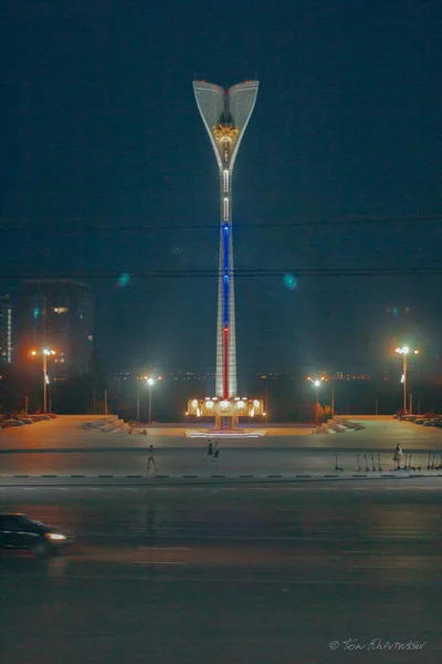 Geceleri güzel aydınlatılmış mimari yapı