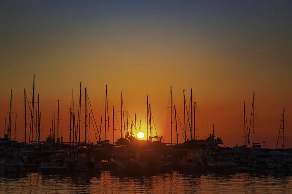 Güzel bir günbatımının arka planına karşı yatlar