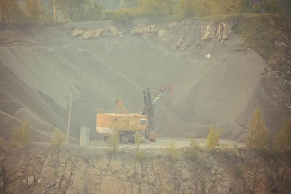 Excavator in a granite quarry — Stock Photo, Image