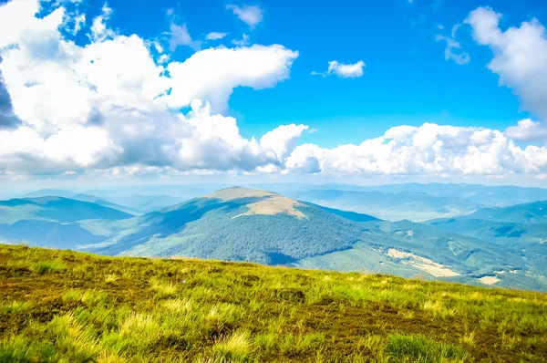 Яркий пейзаж Карпатских гор — стоковое фото