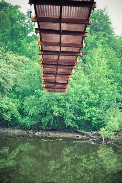 Puente colgante desde abajo — Foto de Stock