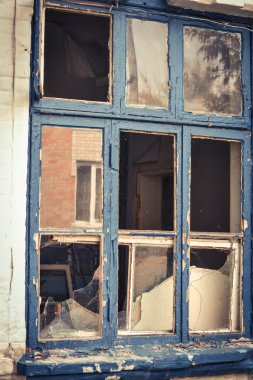Eski bir pencere çerçevesi içinde kırık cam