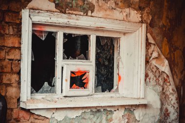 Eski bir pencere çerçevesi içinde kırık cam