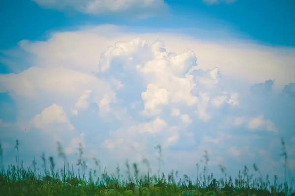 Háttér fehér felhők az égen — Stock Fotó
