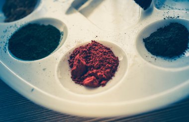 pigmentler bir palette doğal boyalar vardır