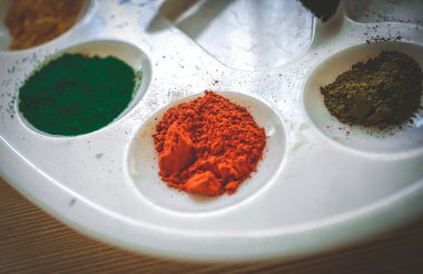 pigmentler bir palette doğal boyalar vardır