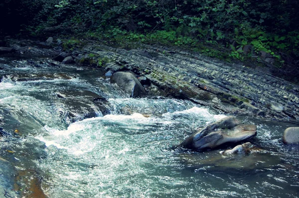 Großer Bach in den Felsen — Stockfoto