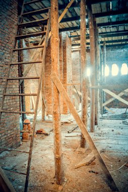 Ahşap inşaat alanında Yapı iskelesi