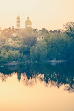 Kilise ve evleri günbatımı, şafak