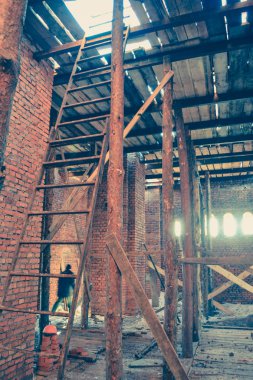Ahşap inşaat alanında Yapı iskelesi
