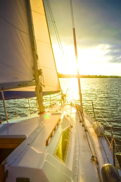 Jacht auf dem Wasser bei Sonnenuntergang, Morgengrauen — Stockfoto