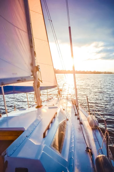 Jacht auf dem Wasser bei Sonnenuntergang, Morgengrauen — Stockfoto