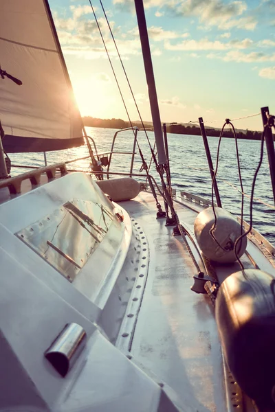 Ponte bianco di uno yacht durante il tramonto — Foto Stock