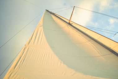 gün batımında mavi gökyüzü arka plan üzerinde beyaz yelken