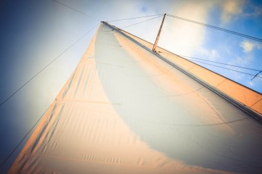 gün batımında mavi gökyüzü arka plan üzerinde beyaz yelken